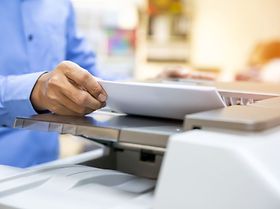 Mann Hemd Kopierer Kopiergerät Unterlagen