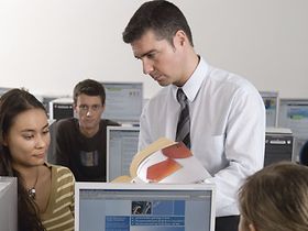 Mann Hemd Krawatte junge Leute Lehrbuch Computer