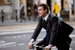 Mann im Anzug auf Fahrrad