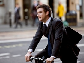 Mann im Anzug auf Fahrrad