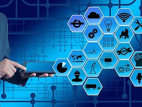 Mann im Anzug hält Tablett mit verschiedenen vernetzten Symbolen