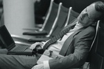 Mann im Anzug schläft auf Stuhl