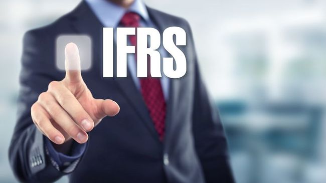 Mann im Anzug zeigt auf Schriftzug IFRS