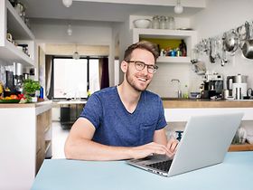 Mann im Homeoffice