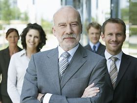 Mann im Vordergrund, Team dahinter