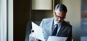 Mann in Anzug arbeitet mobil