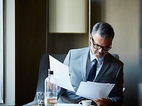 Mann in Anzug arbeitet mobil