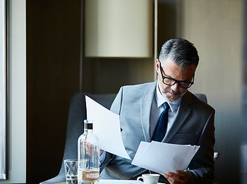 Mann in Anzug arbeitet mobil