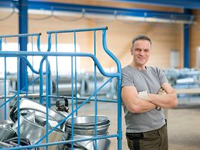 Mann in der Produktion