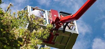 Mann in Hubarbeitsbühne