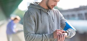 Mann joggt mit Fitnessuhr