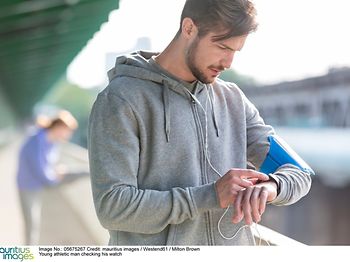 Mann joggt mit Fitnessuhr