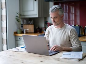 Mann Laptop Homeoffice Weiterbildung