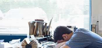 Mann legt Kopf auf den Tisch