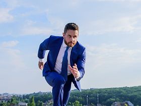 Mann Sprint Anzug Stadt im Hintergrund Makler Investor