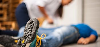 Mann liegt am Boden mit Herzinfarkt