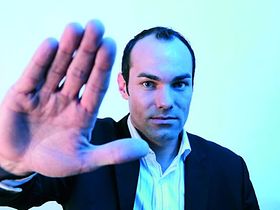 Mann mit ablehnender Geste