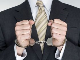 Mann mit Anzug und Krawatte Handschellen vor dem Körper