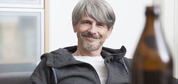 Mann mit Bierflasche