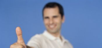 Mann mit Daumen hoch