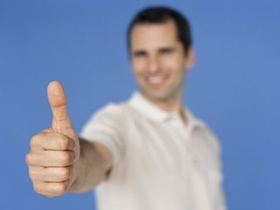 Mann mit Daumen hoch