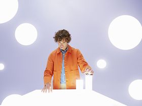 Mann mit Diagramm in abstrakter Umgebung