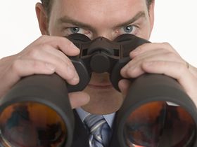 Mann mit Fernglas (1)