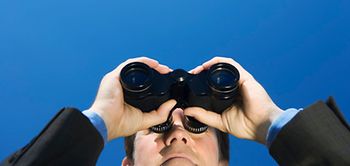 Mann mit Fernglas unten im Bild blauer Hintergrund