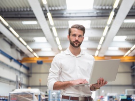 Mann mit Laptop in Produktion