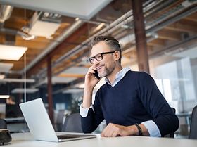 Mann mit Notebook und Handy