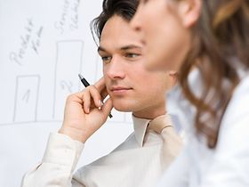 Mann mit Stift und Säulendiagramm