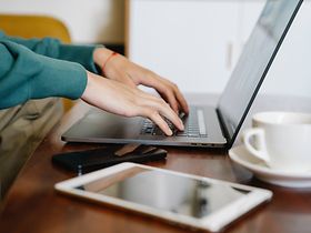 Mann mit Tablet in Büro