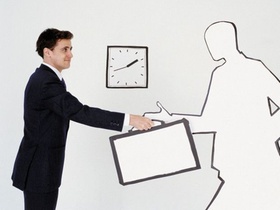 Mann nimmt Koffer von weißer Männer-Silhouette entgegen