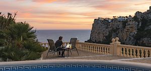 Mann nutzt Laptop Sonnenuntergang