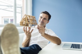 Mann Office Haus-Modell Holz Zufriedenheit