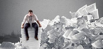 Mann Papier Akten Aktenberg Burnout Überforderung 