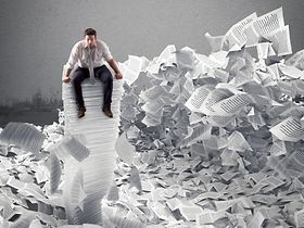 Mann Papier Akten Aktenberg Burnout Überforderung 