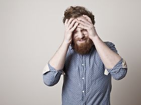Mann rauft sich die Haare