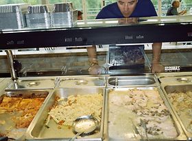 Mann schaut auf Buffet