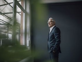 Mann schaut aus dem Fenster