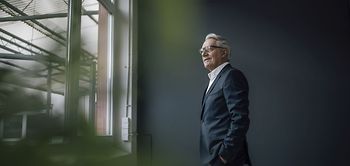 Mann schaut aus dem Fenster