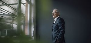 Mann schaut aus dem Fenster