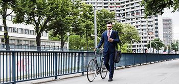 mann schiebt fahrrad