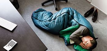 Mann schlafen im Büro Schlacksack