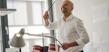 Mann Schlagzeug Wohnung Büro PC Lampe Lärm