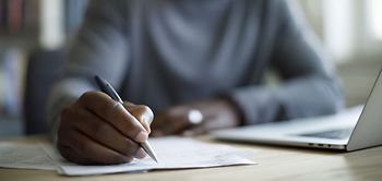 Mann schreibt auf Papier