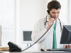 Mann Schreibtisch Telefon