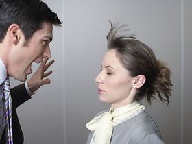 Mann schreit Frau an