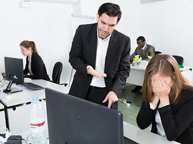 Mann schreit Frau an - Mobbing am Arbeitsplatz