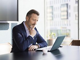 Mann sitzt am Notebook